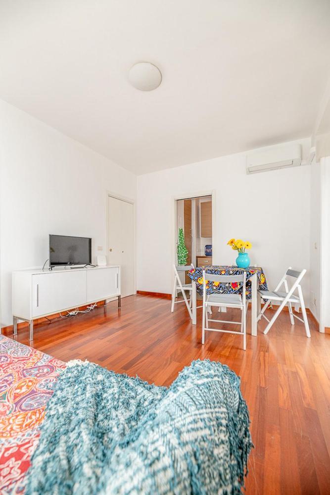 Bright And Quiet Close To Fair Apartment *